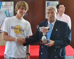 Manuel_Nores_entregando_su_Trofeo_el_ao_pasado_Medios