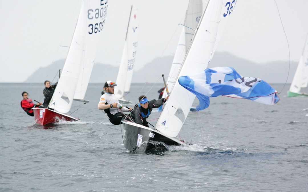 Pablo Cabello y Javier Lago, del Náutico de Vigo, dan un vuelco a la Copa de España de Vaurien