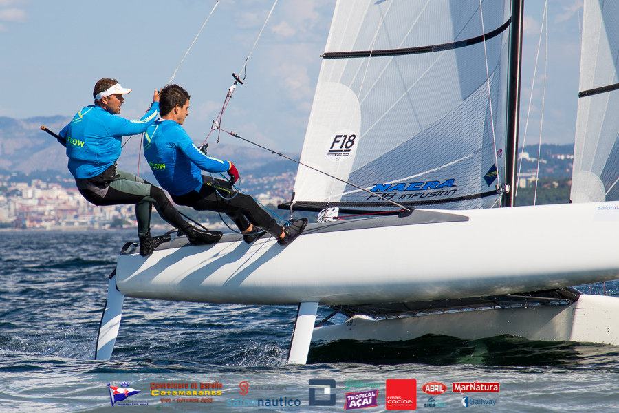 La flota viguesa planta cara a los regatistas catalanes, que mandan en el Campeonato de España de Catamaranes en la Ría de Vigo