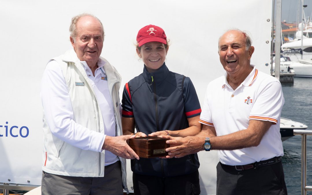 El Rey Don Juan Carlos con el “Bribon 500” contraataca en Sanxenxo y se lleva el Trofeo Almirante Rodríguez Toubes