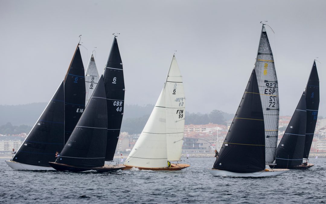 La Regata Rey Juan Carlos I El Corte Inglés Máster despliega velas en Sanxenxo