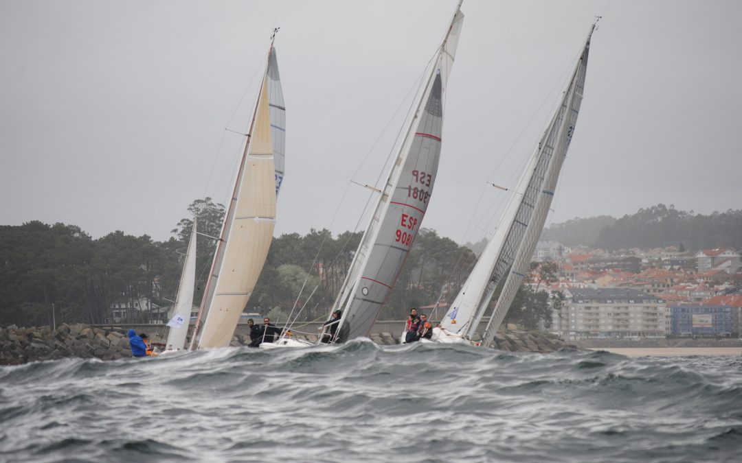 La flota de la Regata Interclubes se luce en la Ría de Pontevedra