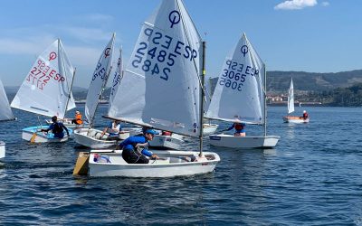 Los regatistas coruñeses dominan tras la primera jornada en la Regata Sostenible Real Club Mar Aguete – Trofeo Concello de Marín para Optimist