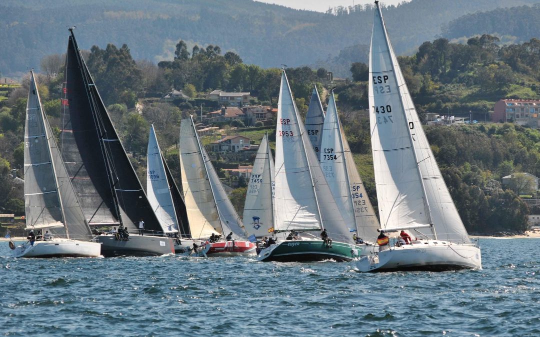 La flota de la 7ª Regata Interclubes se comprime en cabeza para la recta final del circuito