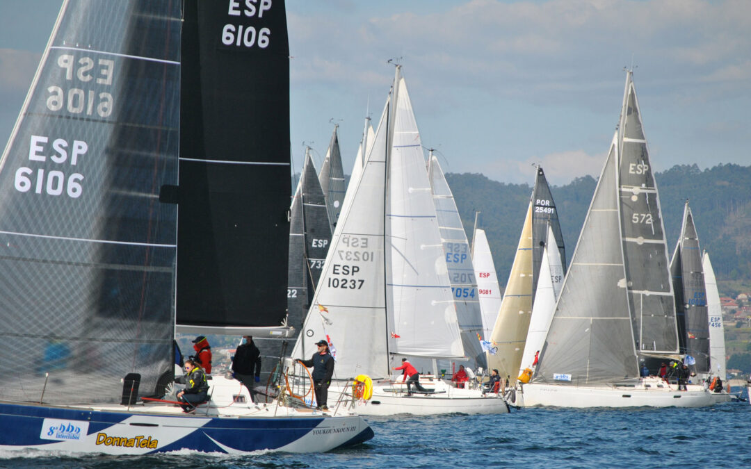 La flota de la 8ª Regata Interclubes se comprime en cabeza tras el tercer asalto en Beluso