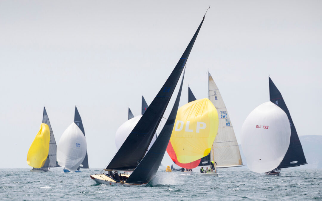 Dominio de Bribon 500 y Momo en el estreno del Xacobeo 6mR Worlds