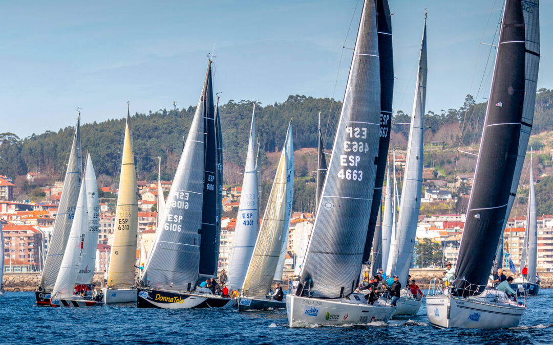 La flota de la 10ª Regata Interclubes vuelve a escena para afrontar una exigente cuarta etapa en la ría de Pontevedra