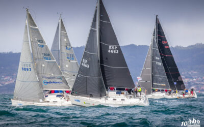 La flota de la 10ª Regata Interclubes Ría de Pontevedra se luce en una jornada de viento fuerte y espectáculo