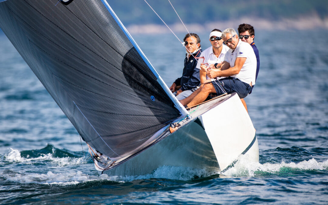 El “Aida” de Francisco Botas, con Javier de la Gándara a la caña, vence en Sanxenxo la 2ª serie de la Liga de 6 Metros
