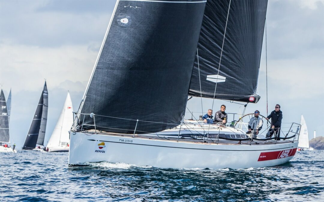 La flota del Trofeo Repsol se luce en una jornada complicada por el viento