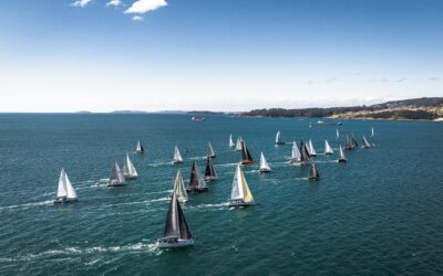 Viento y espectáculo en la cuarta etapa de la Regata Interclubes Ría de Pontevedra